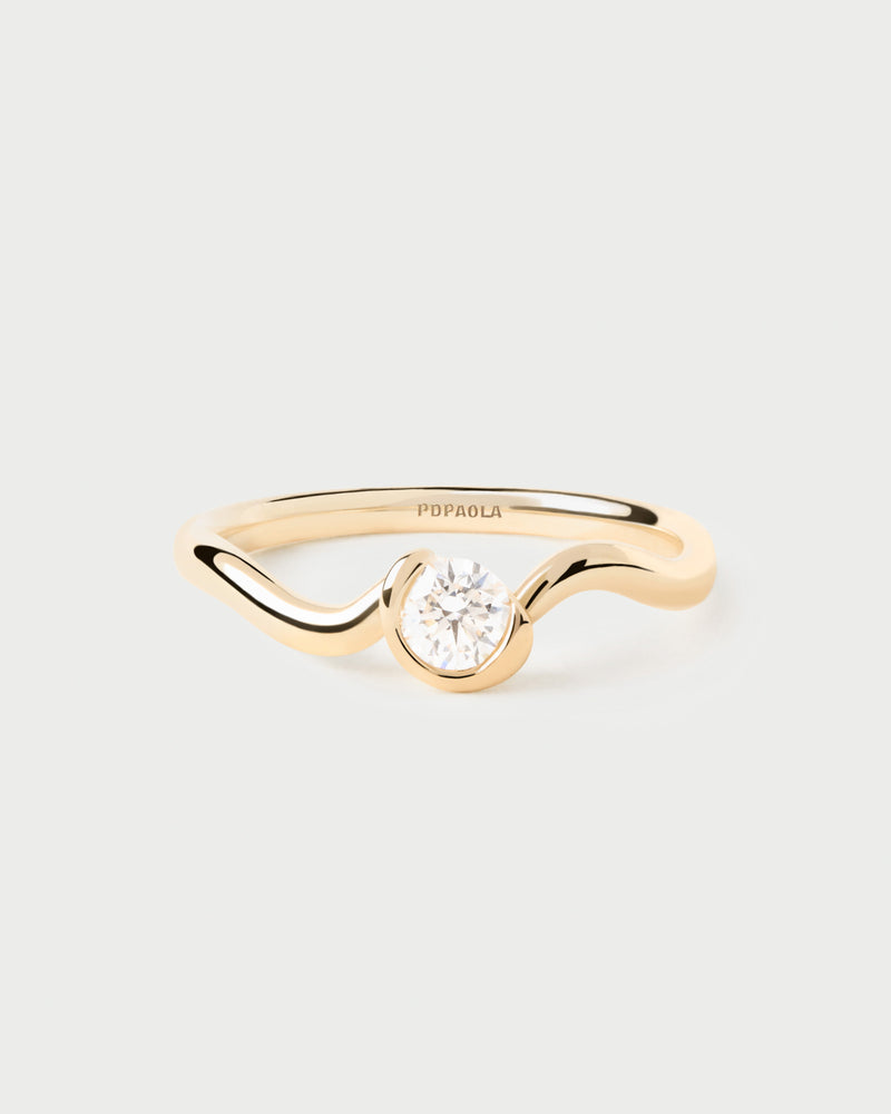 Dainty 18K yellow gold solitary ring featuring a lab-grown diamond and fluid lines