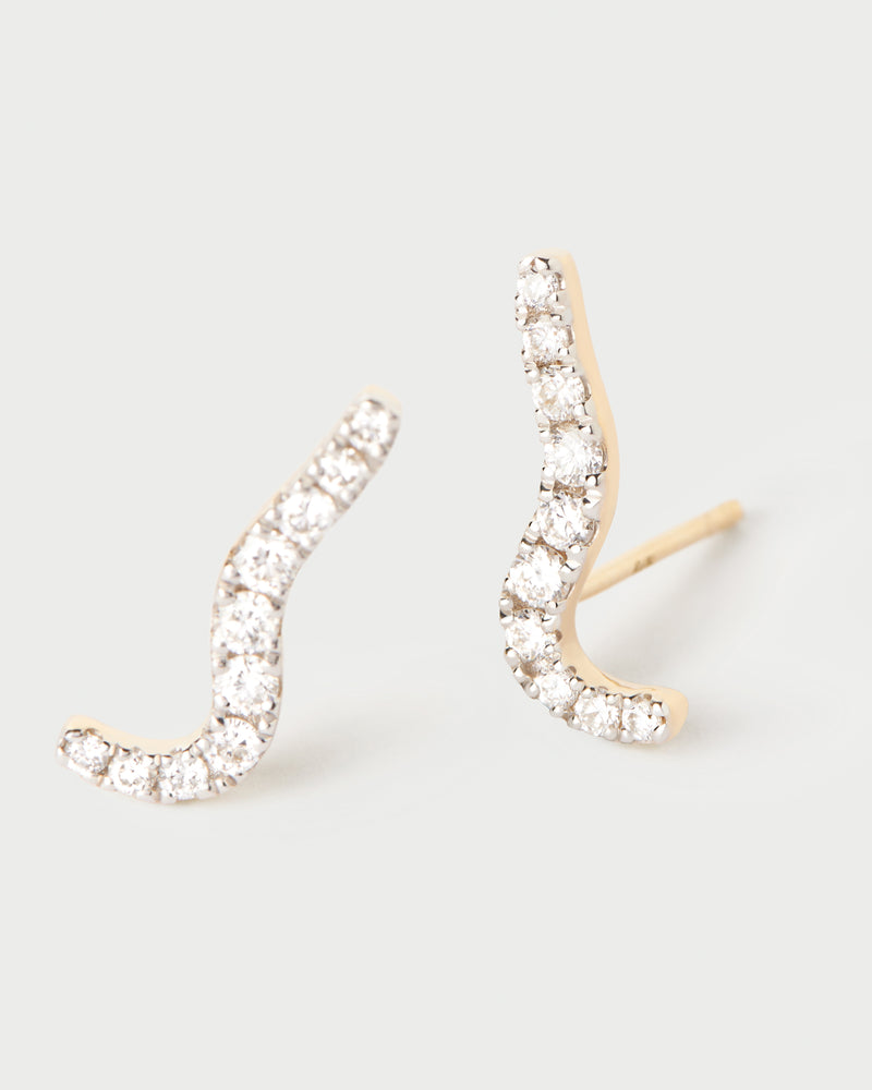 Fluid stud earrings featuring a subtly curved band accented with lab-grown diamonds