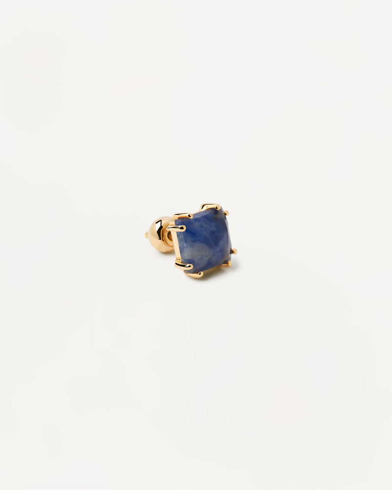 Gold-plated stud ear piercing with dark blue gemstone in Asscher cut