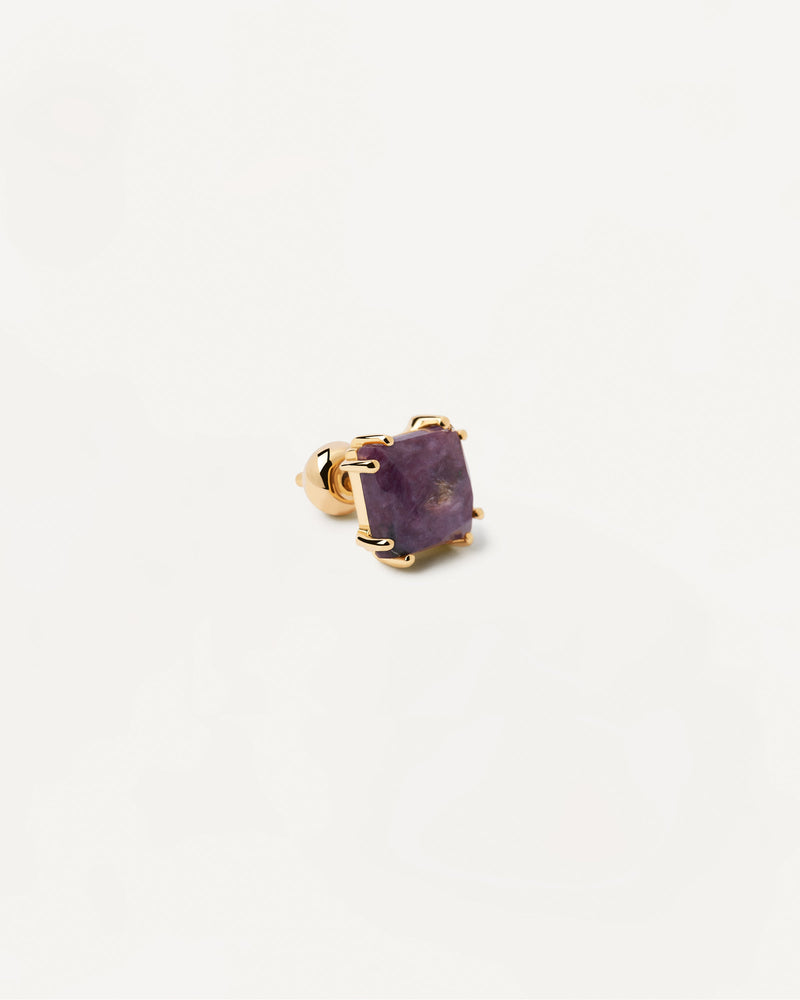 Gold-plated stud ear piercing with purple gemstone in Asscher cut