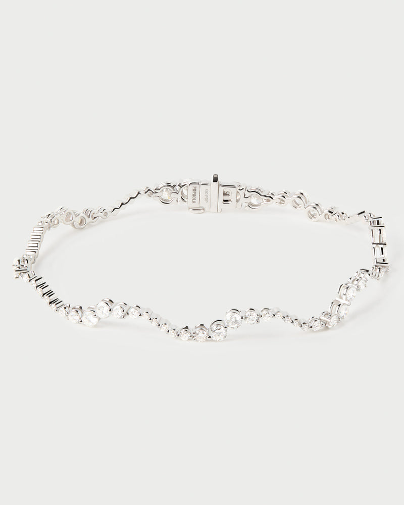 Elegant bracelet in 18K gold with an undulating band accented with lab-grown diamonds