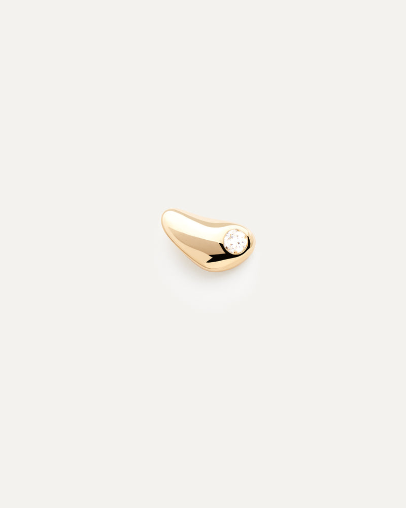 Gold-plated minimalist fluid shape ear piercing adorned with a flush set zirconia