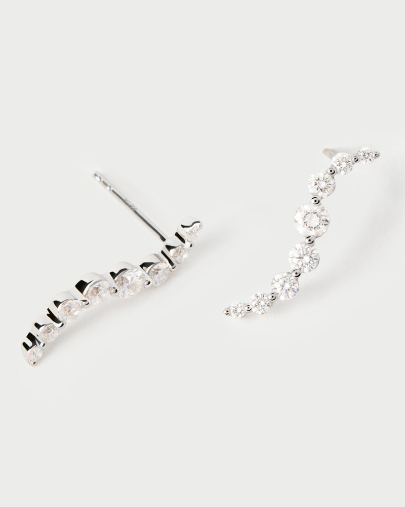 Elegant earrings in 18K white gold featuring an undulating line of lab-grown diamonds