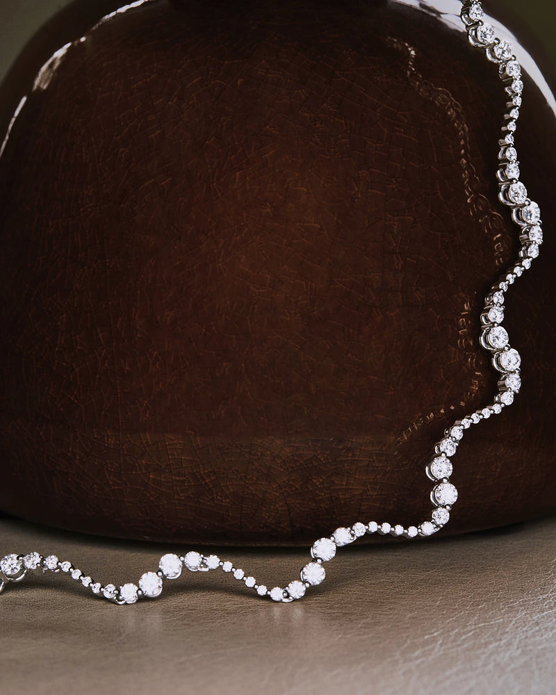 Elegant choker in 18K white gold with an undulating band accented with lab-grown diamonds