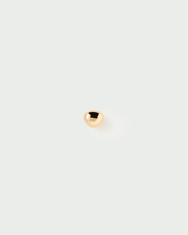 Gold-plated fluid ear piercing with an irregular round shape