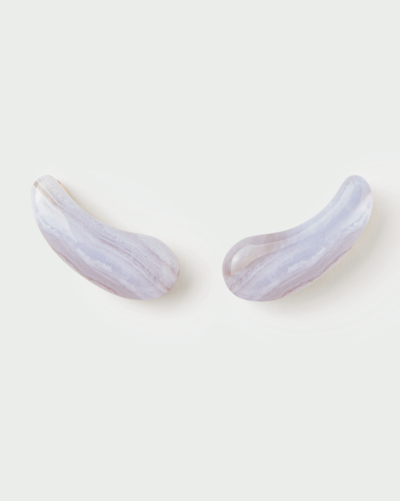 Gold-plated sculptural climbing earrings with a wavy bean blue gemstone