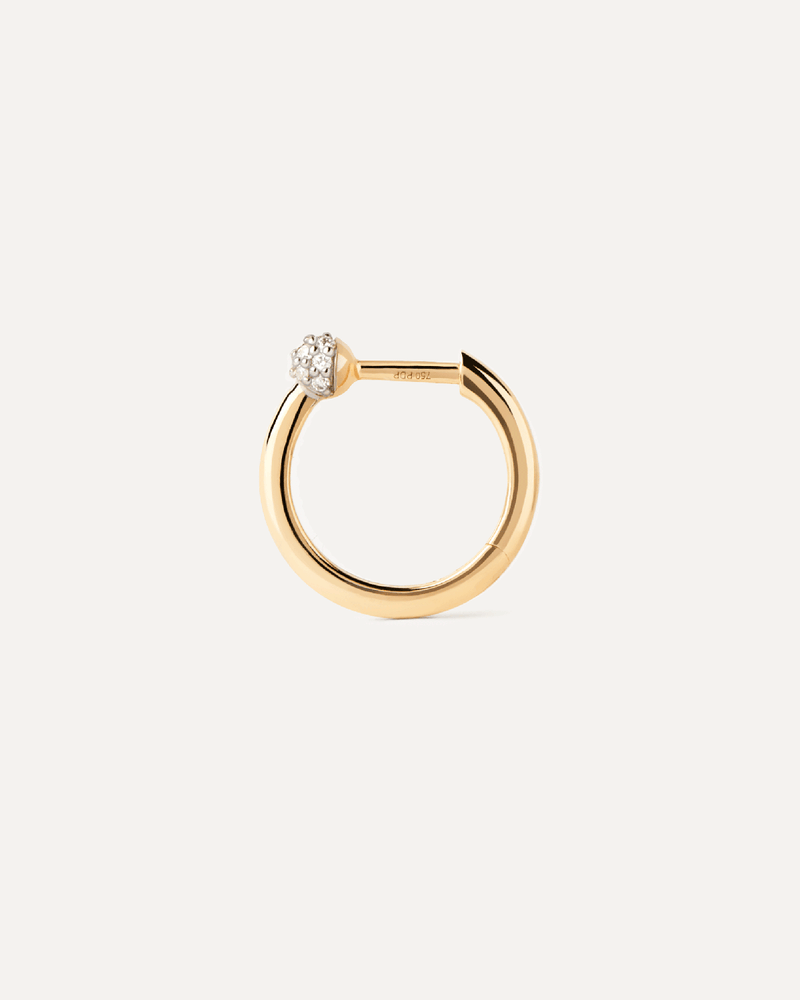 Distinctive single hoop in solid yellow gold topped with a round pavé lab-grown diamond