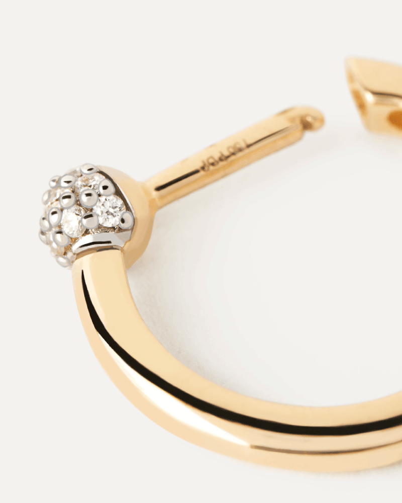 Distinctive single hoop in solid yellow gold topped with a round pavé lab-grown diamond